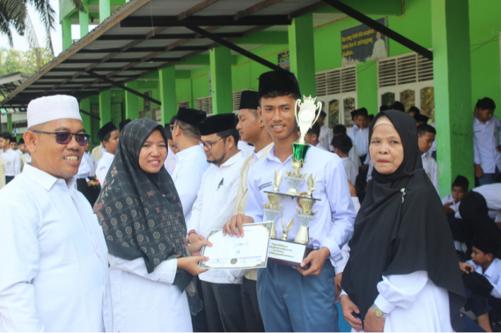 Semarak HUT RI ke-81, Assalam Gelar Upacara dan Doorprize