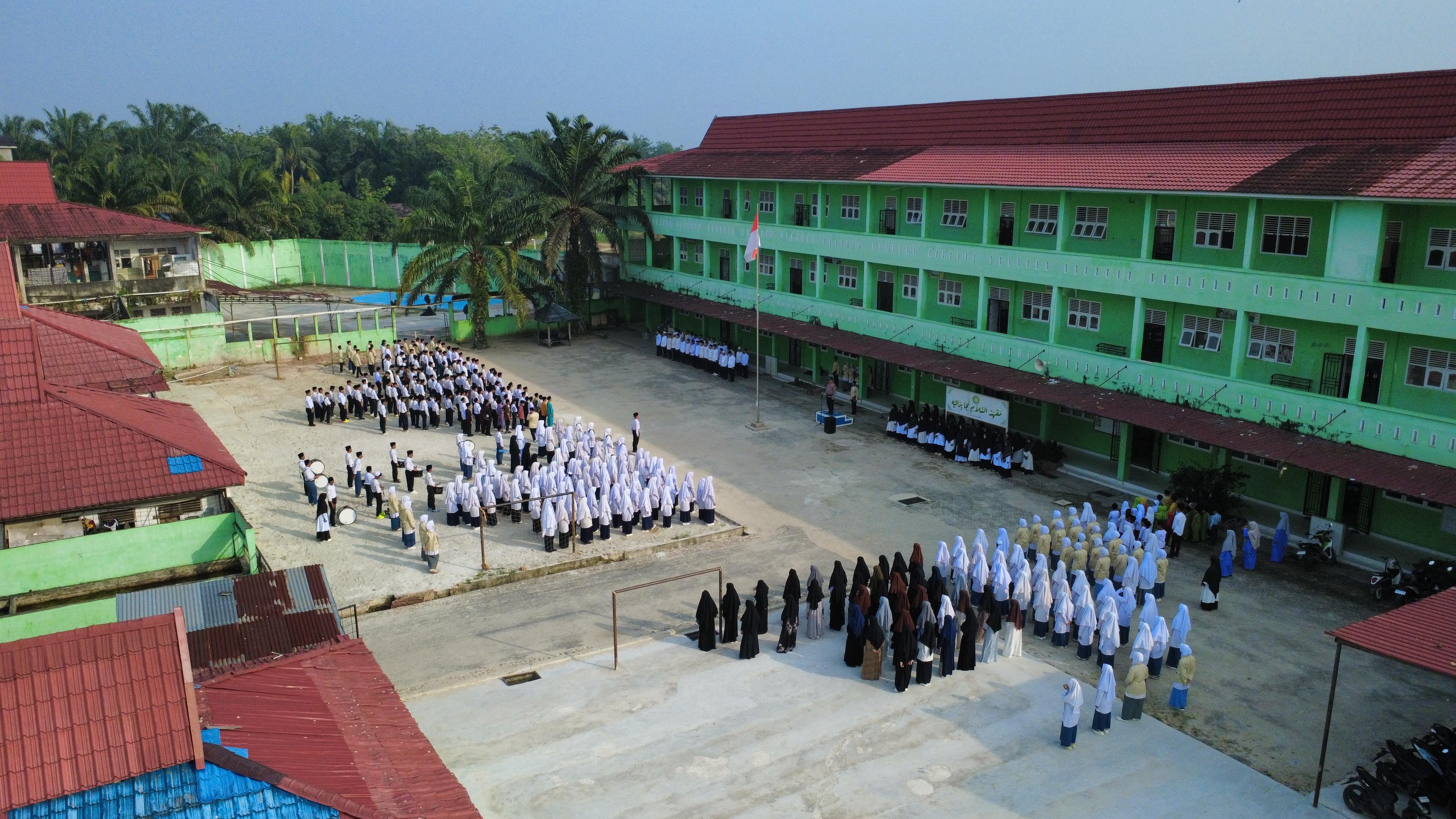 Kapolsek Kampar Berikan Motivasi dan Penghargaan kepada Santri Berprestasi Di Upacara Senin Pagi