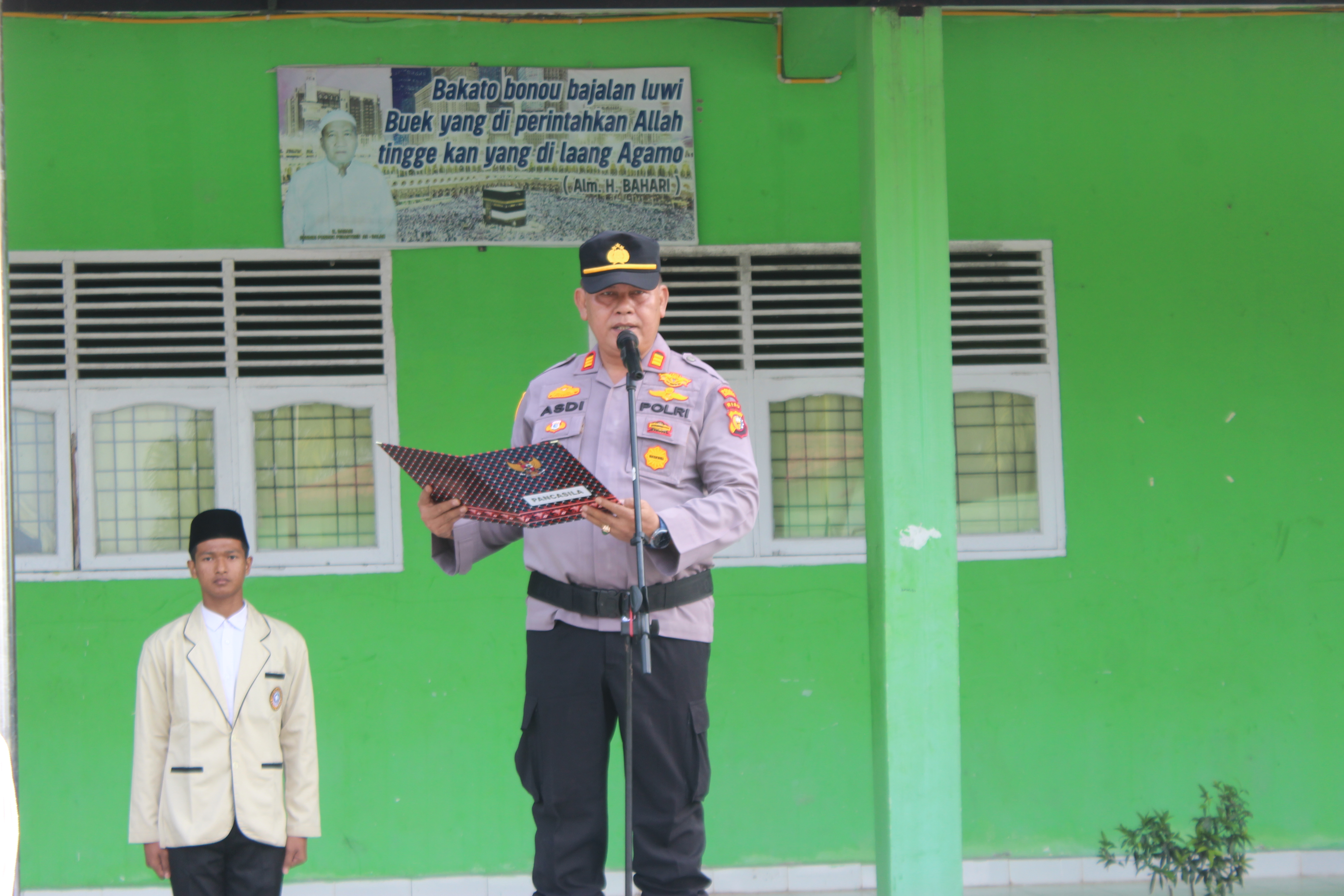 Kapolsek Kampar Berikan Motivasi dan Penghargaan kepada Santri Berprestasi Di Upacara Senin Pagi
